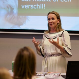 Persoon staat te presenteren