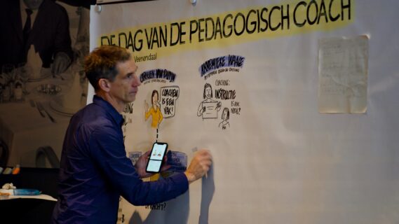 Iemand schrijft en tekent op een whiteboard