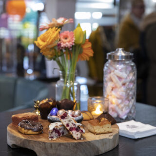 Taartjes op een schaal op een tafel.