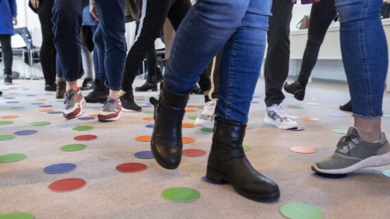 Mensen lopen over stippen op de grond