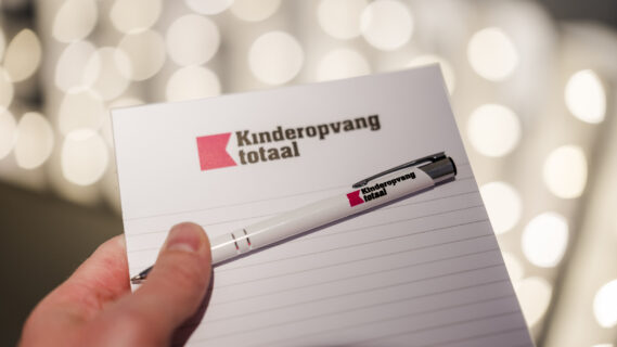 Notitieboekje en pen bedruk met het logo van het merk KinderopvangTotaal