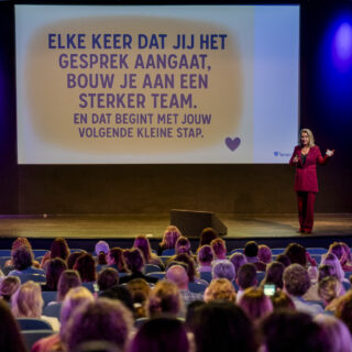 Nicole Verdonk staat op het podium een lezing te geven