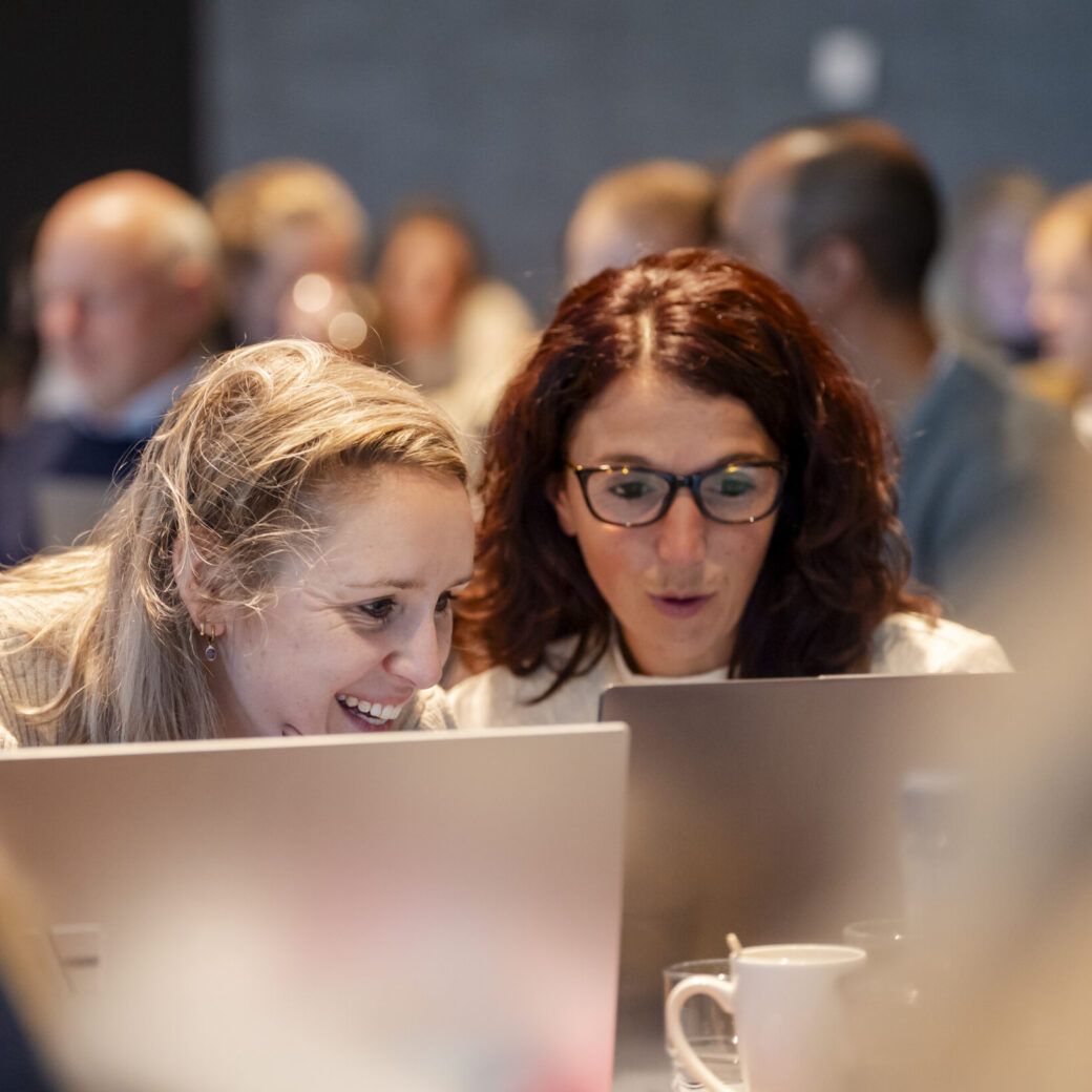 twee deelnemers kijken naar hun computer