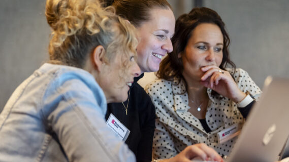 drie deelnemers kijken naar hun computerscherm
