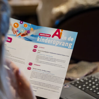 Iemand leest het programmaboekje van de masterclass