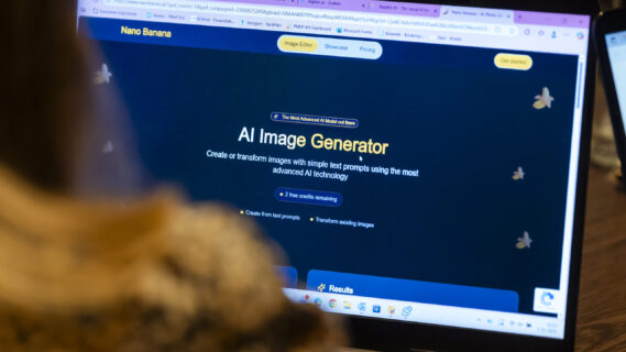 Een computerscherm met daarom een AI image generator geopend
