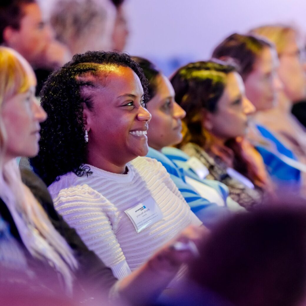 Deelnemers zitten in een zaal